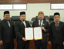Pj Bupati Bersama DPRK Aceh Besar Tandatangani Persetujuan RKUA dan Raqan PPAS APBK Tahun 2024