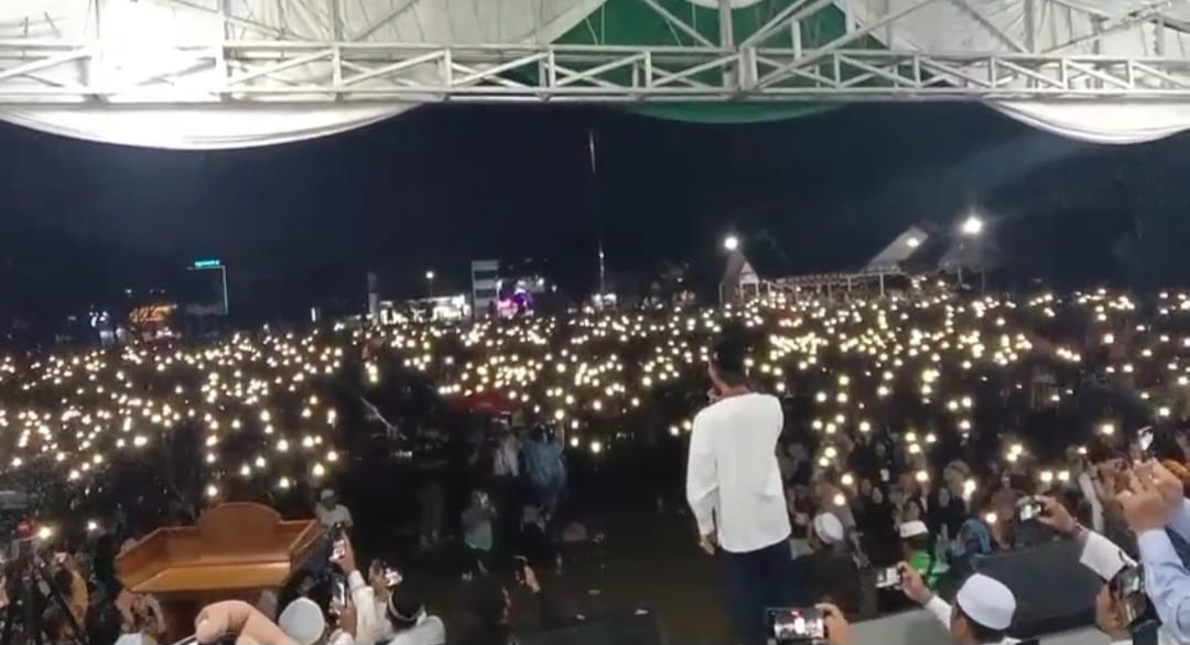 Diguyur Hujan Deras, Belasan Ribu Jamaah Tetap Bertahan Dengarkan Tabligh Akbar UAS di Lhokseumawe