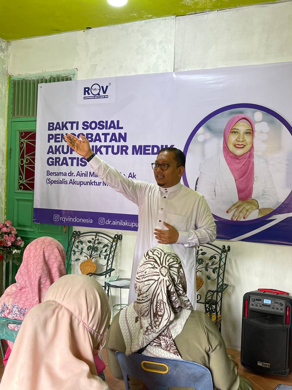 50 Warga Batoh Ikuti Program Baksos Akupuntur Bersama RQV Indonesia