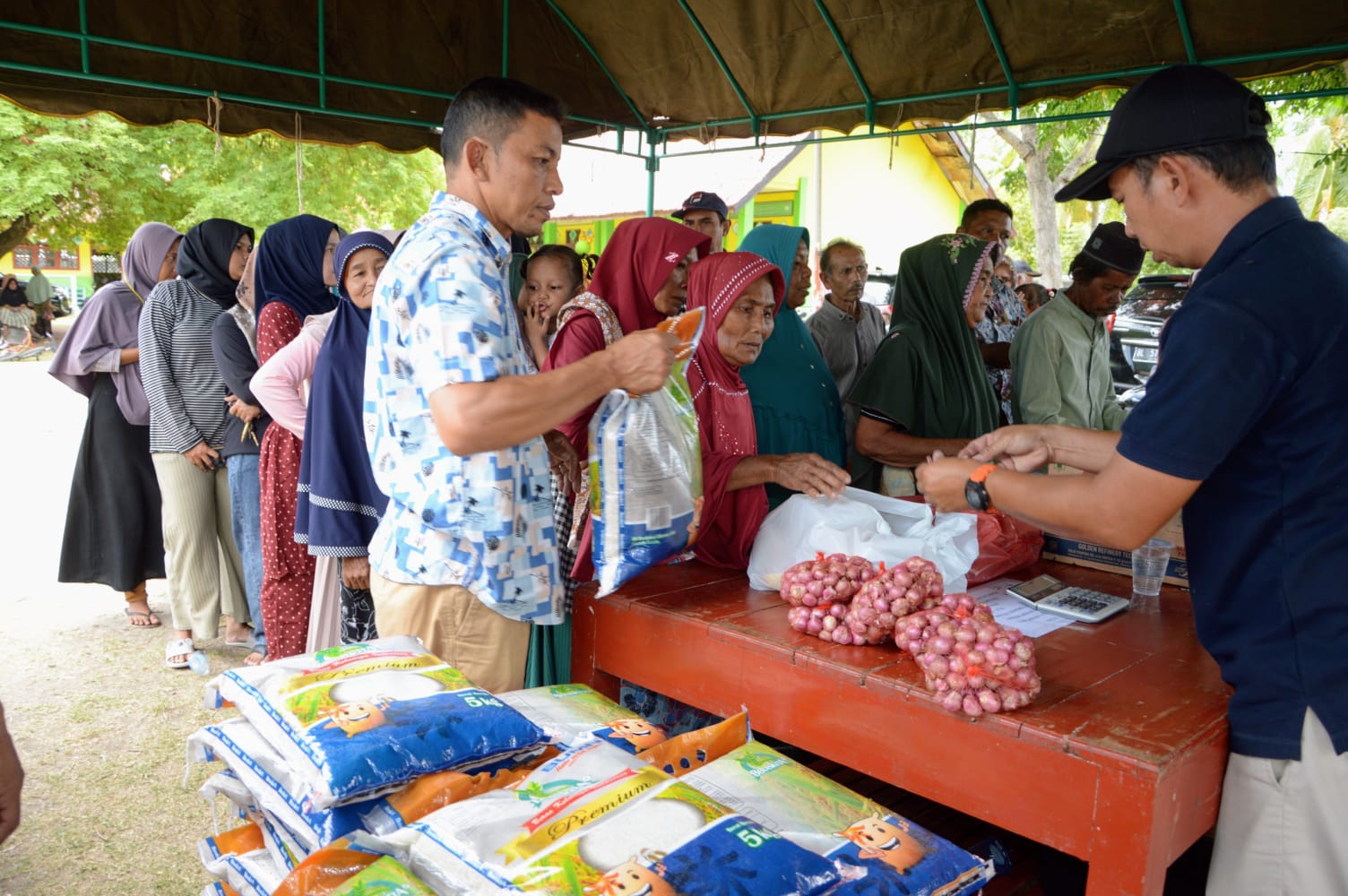 Fenomena Iklim El Nino, Pemkab Aceh Besar Gelar Pasar Murah Bagi Warga Lampanah Leungah