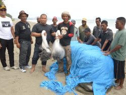 Pj Bupati Aceh Besar Bantu Jaring untuk Nelayan Gampong Baro