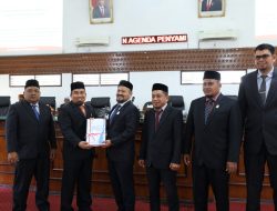 Pj Bupati Aceh Besar Sampaikan Rancangan Perubahan KUA dan PPAS ke DPRK