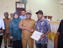 Pj Bupati Aceh Utara Serahkan Bantuan Sanitasi untuk 75 Warga Sawang