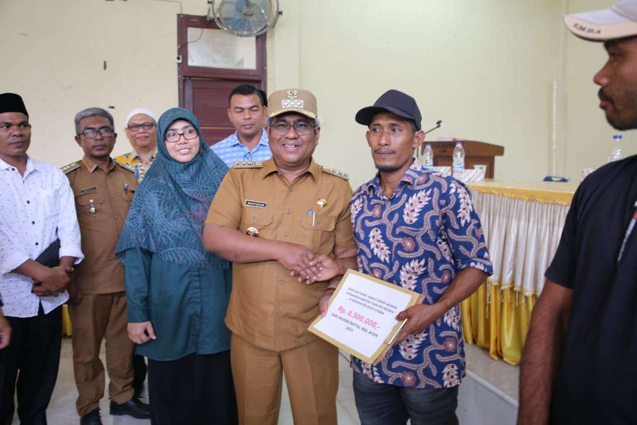 Pj Bupati Aceh Utara Serahkan Bantuan Sanitasi untuk 75 Warga Sawang