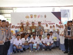 Polda Aceh Salurkan Buku dan Kitab ke SMA Negeri 1 Montasik