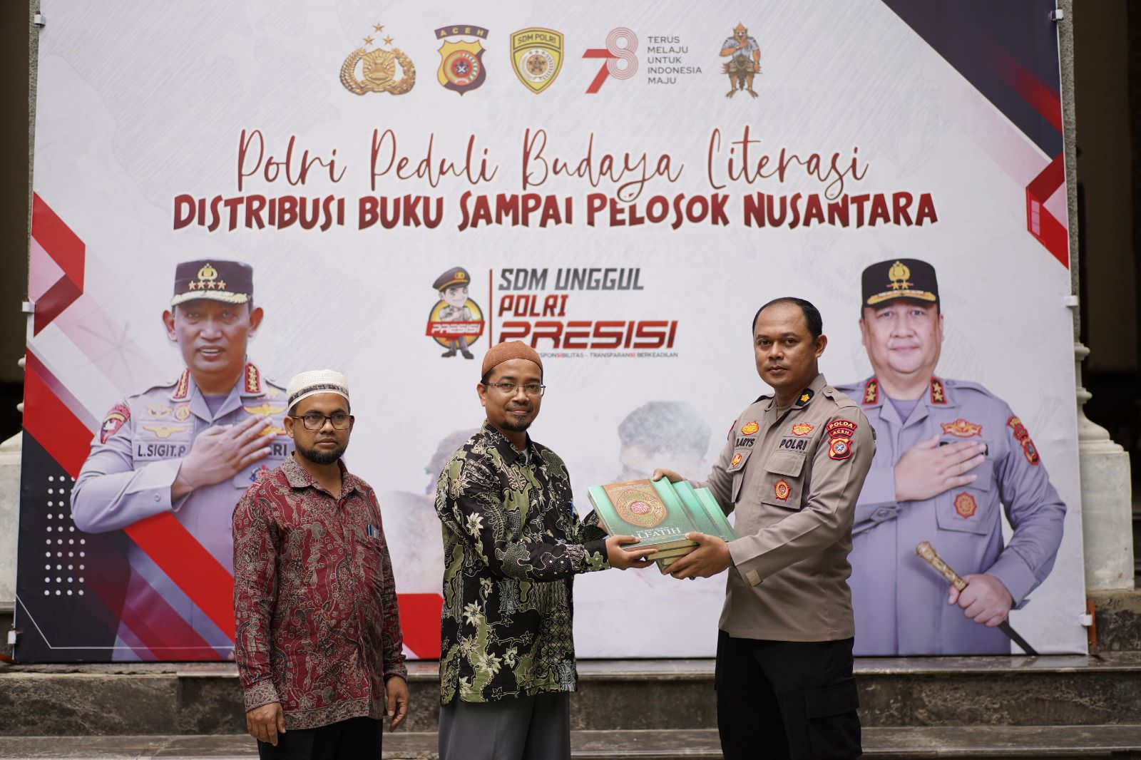 Ratusan Buku dan Kitab untuk Dayah Darul Ihsan Abu Krueng Kalee