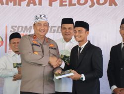 Kapolda Aceh Salurkan Buku dan Kitab di Dayah Oemar Diyan