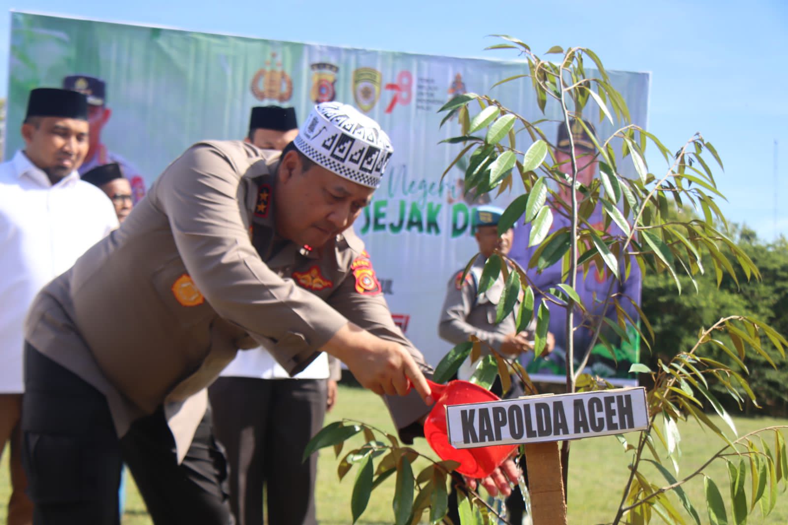 Lestarikan Negeri: Kapolda Aceh Tanam Pohon Frutikultur di Dayah Oemar Diyan