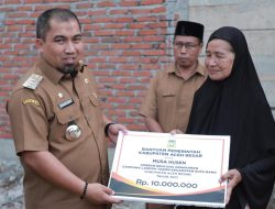 Pj Bupati Aceh Besar Serahkan Bantuan kepada 12 Orang Korban Bencana Sosial