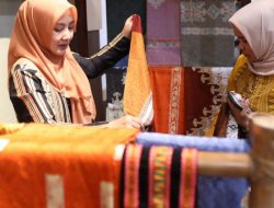 50 Remaja Putri Aceh Putus Sekolah Dilatih Menenun Kain Songket