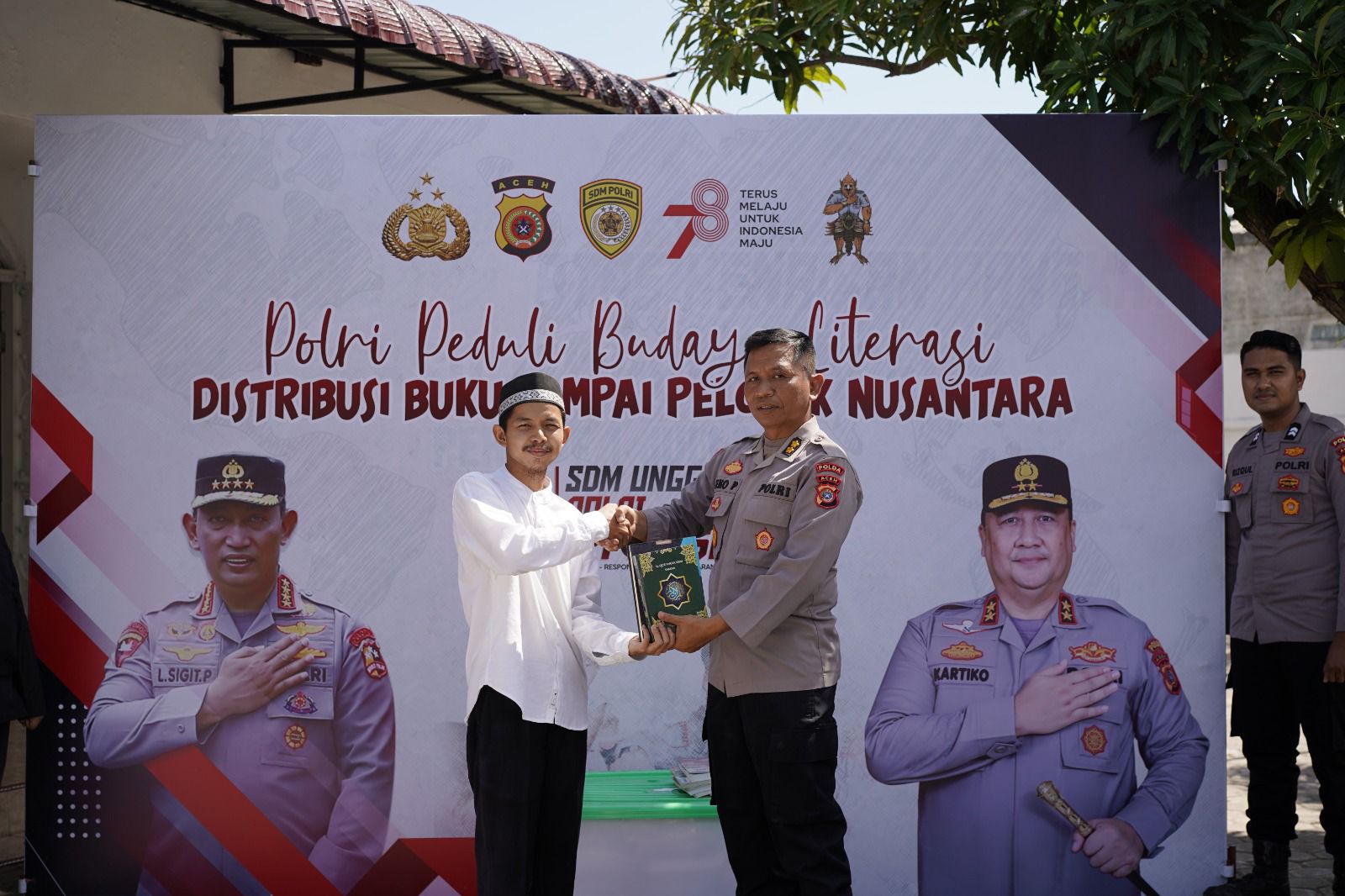 Peduli Literasi, Polda Aceh Distribusikan Buku ke Rumah Yatim