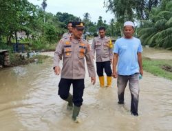 Kapolsek Syamtalira Aron Bantu Masyarakat Korban Banjir
