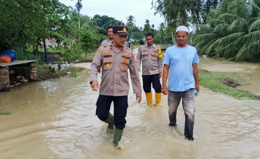 Kapolsek Syamtalira Aron Bantu Masyarakat Korban Banjir