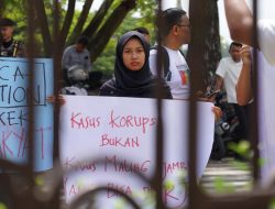 Massa SMAM Sampaikan Aspirasi Terkait Kasus Korupsi KKR Aceh Ke Polresta Banda Aceh