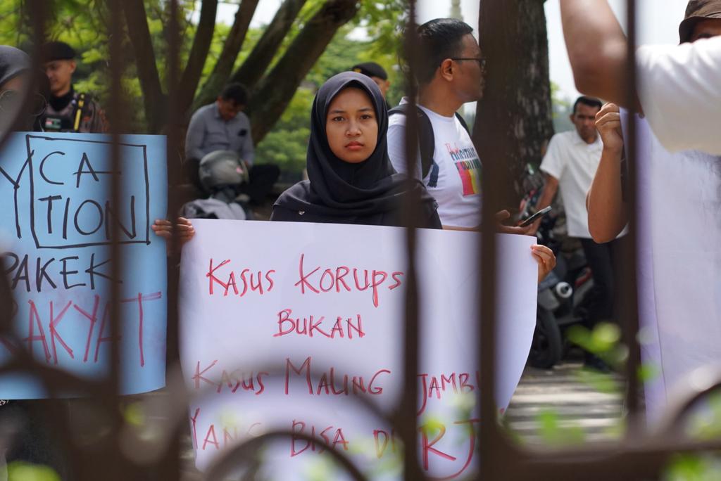 Massa SMAM Sampaikan Aspirasi Terkait Kasus Korupsi KKR Aceh Ke Polresta Banda Aceh