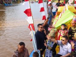 Penjabat Gubernur Aceh Meriahkan Lomba Perahu Hias PKA-8
