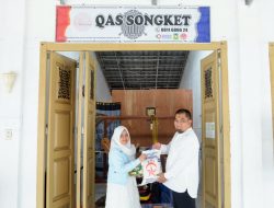 Pj Bupati Aceh Besar Serahkan Bantuan Sembako Kepada Pengrajin