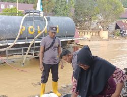 Polisi Salurkan Air Bersih untuk Korban Banjir di Trumon Tengah