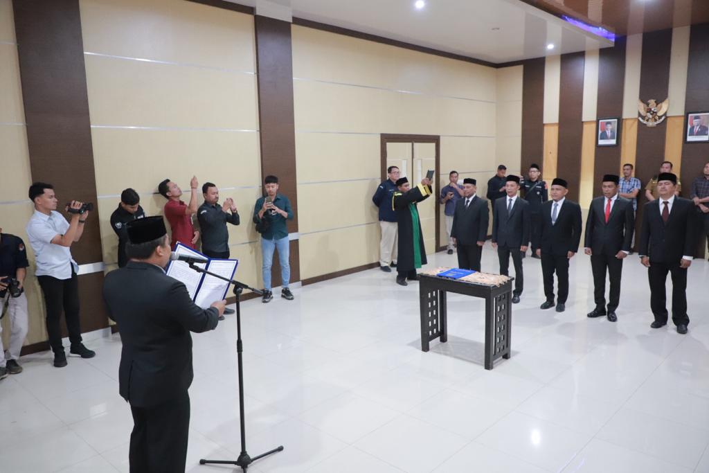 Pj Bupati Aceh Besar Lantik  Komisioner KIP Aceh Besar