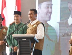 Mentan Hadiahkan 1 Unit Traktor Tangan untuk Staf Gubernur Aceh
