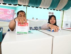Pj Bupati Aceh Besar Bersama Istri Nyoblos di TPS 01 Gampong Gani