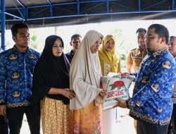 Pj Bupati Aceh Besar Serahkan Bantuan Masa Panik Kepada Korban Kebakaran Rumah di Paya Ue