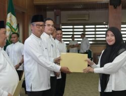 Pemerintah Aceh Serahkan SK Tenaga Kontrak