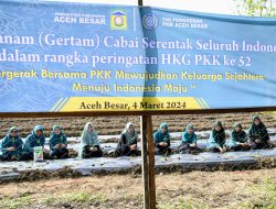 Peringati HKG Ke 52, Pengurus PKK Aceh Besar Tanam Cabai di Kajhu