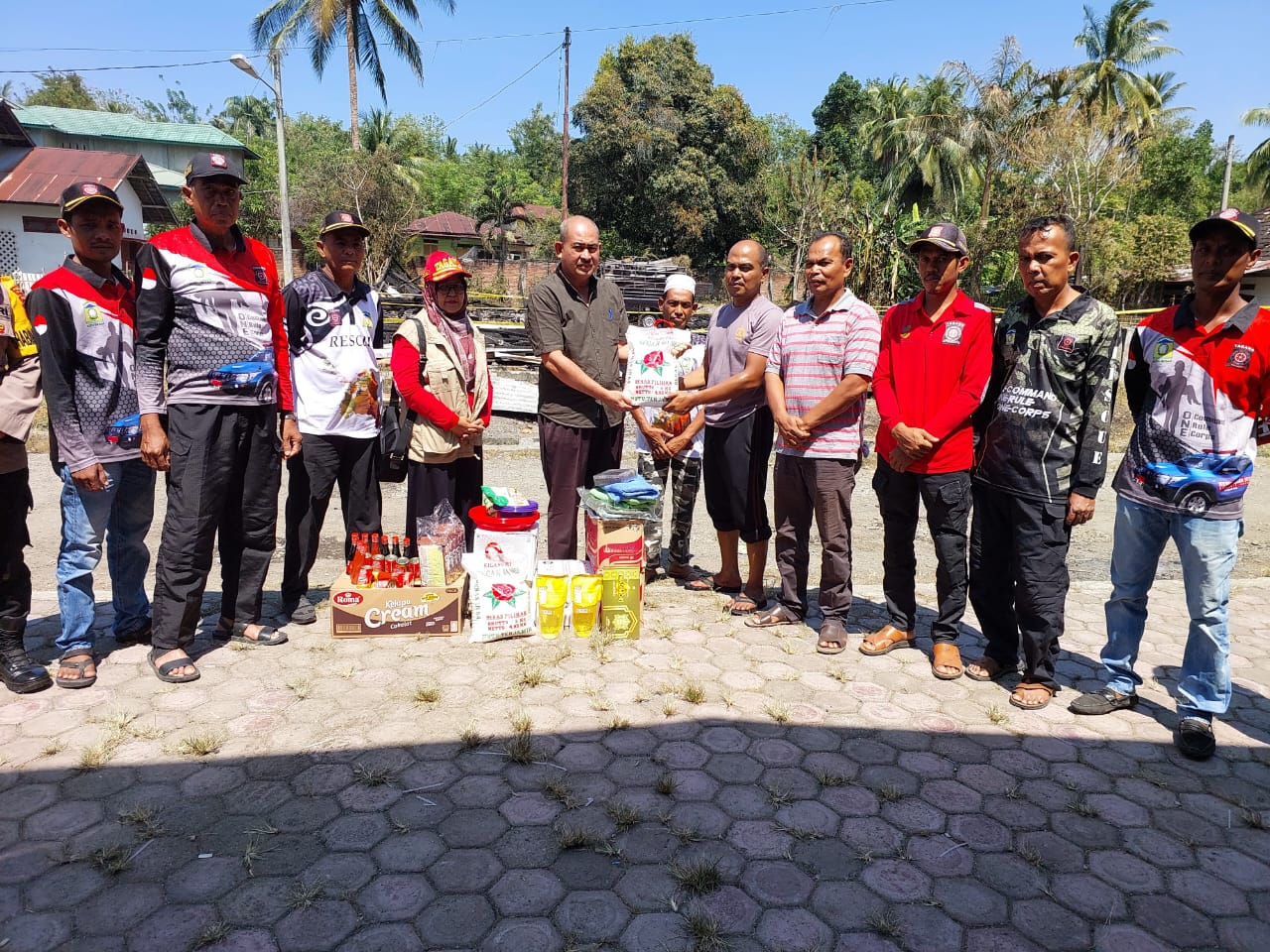 Pemkab Aceh Besar Salurkan Bantuan Masa Panik untuk Korban Kebakaran Seulimueum