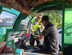 Personel Ditlantas Polda Aceh Bagikan Takjil kepada Pengendara