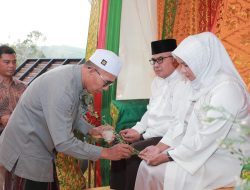Pemkab Aceh Besar Peusijuek Pj Gubernur Aceh