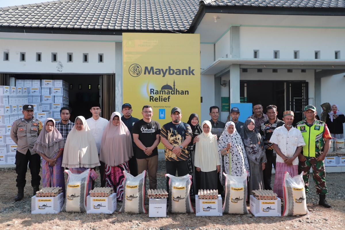 Pj Bupati Iswanto Serahkan 430 Paket Ramadhan Maybank Kepada Warga Kecamatan Kuta Cot Glie