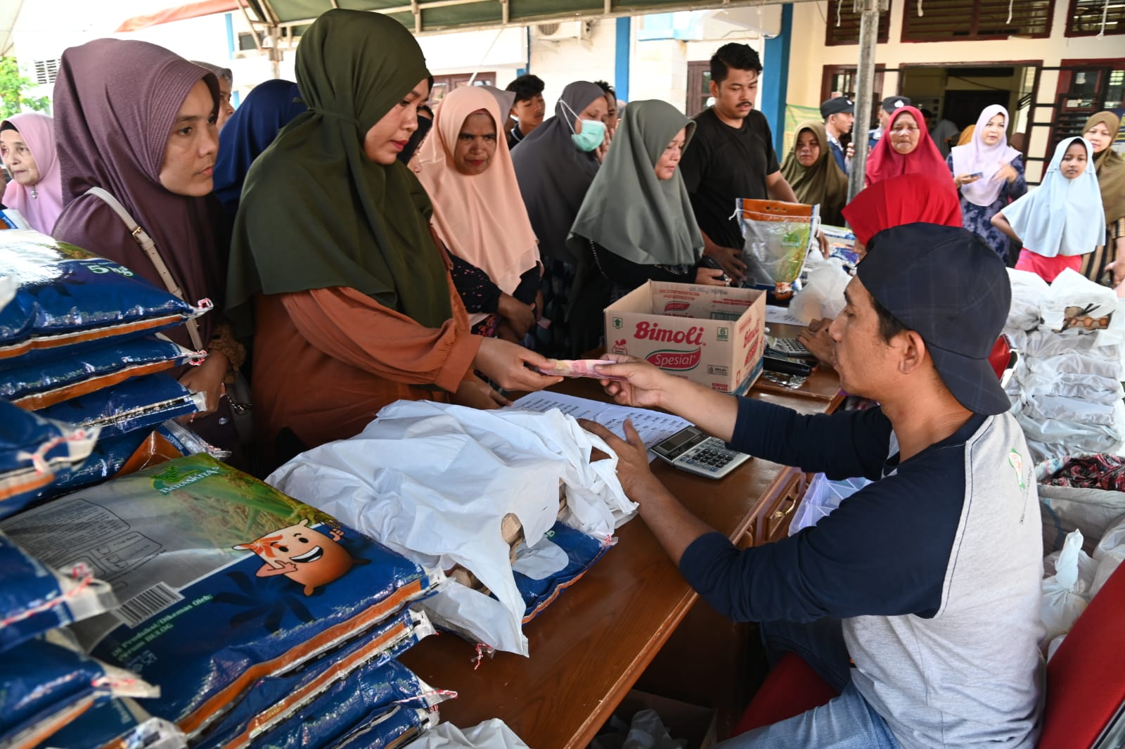 Masyarakat Manfaatkan Bazar Pangan Murah Pemkab Aceh Besar