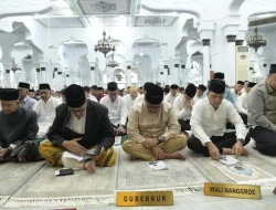 Pj Gubernur Aceh Salat Ied Bersama Ribuan Masyarakat di Masjid Raya Baiturrahman