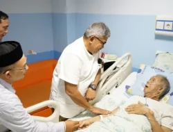 Pj Gubernur Bustami Hamzah Besuk Ulama Abu Ishak Lamkawe di RSUDZA