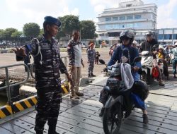 KRI Banda Aceh Angkut Ratusan Penumpang Arus Mudik Lebaran