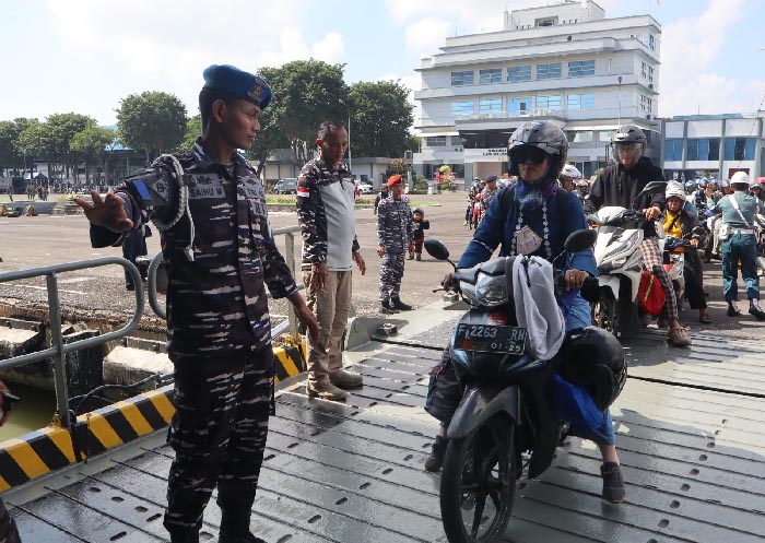 KRI Banda Aceh Angkut Ratusan Penumpang Arus Mudik Lebaran