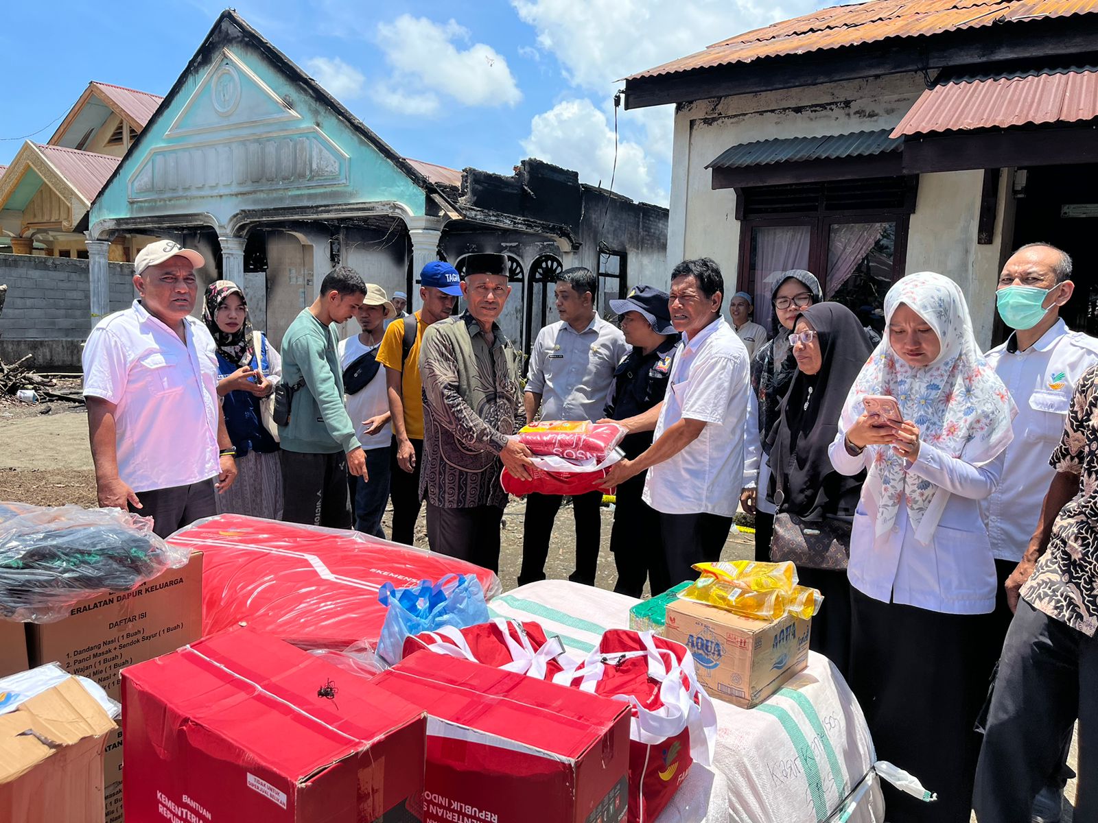 Pemkab Aceh Barat Salurkan Bantuan Masa Panik untuk Korban Kebakaran di Ujong Drien