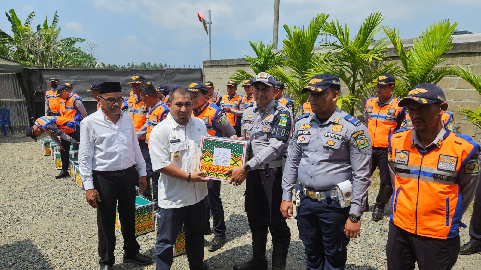 38 Personil Dishub Aceh Besar Terima Paket Lebaran