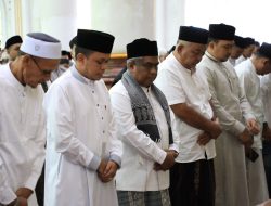 Shalat Idulfitri di Masjid Agung Lhoksukon, Pj Bupati Aceh Utara Ajak Masyarakat Perbanyak Silaturahmi