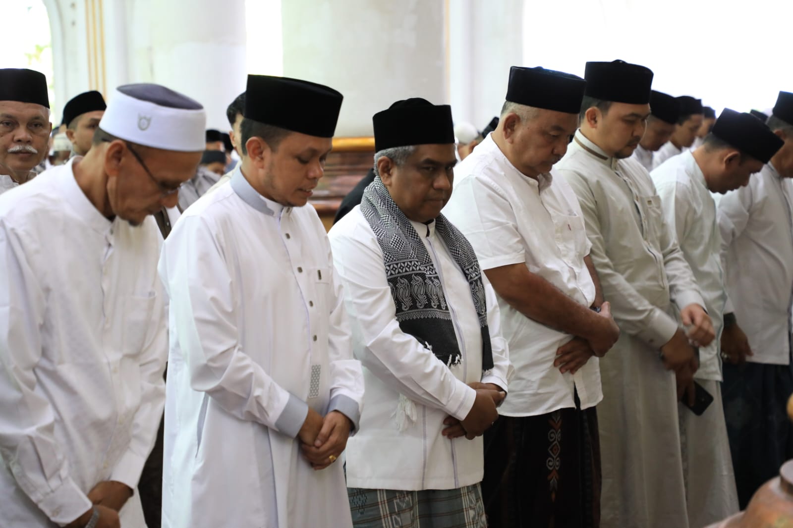 Shalat Idulfitri di Masjid Agung Lhoksukon, Pj Bupati Aceh Utara Ajak Masyarakat Perbanyak Silaturahmi