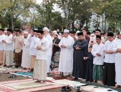 Pj Bupati Iswanto Shalat Ied Bersama Ribuan Warga Kota Jantho di Lapangan Bungoeng Jeumpa