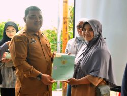 Pemerintah Aceh Besar Serahkan Sertifikat Retribusi Tanah