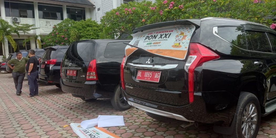 Mobil Dinas Pemerintah Aceh Ditempel Stiker Kampanye PON ke 21