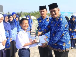 Peringati Hardiknas, Sekda Aceh Utara Serahkan Penghargaan untuk Sekolah dan Siswa Berprestasi