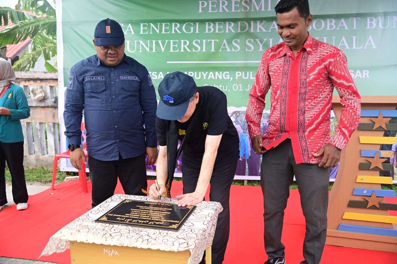 Sekda Aceh Besar dan Rektor USK Resmikan Desa Energi Berdikari di Pulo Aceh