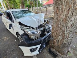 Di Banda Aceh, Satu Unit Toyota Yaris Ringsek Usai Tabrak Pohon Asam