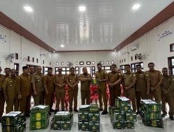 Pemkab Aceh Besar Serahkan 1.218 Kain Sarung untuk Teungku Imuem Hingga Bilal Meunasah