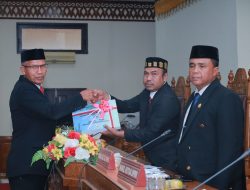 Diwakili Sekda Aceh Barat, Pj Bupati Mahdi Serahkan Raqan Pertangungjawaban APBK Aceh Barat 2023