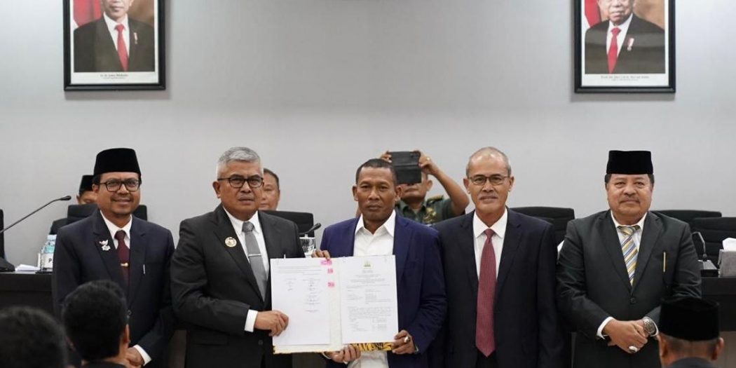 Pj Gubernur Serahkan Rancangan KUA PPAS 2025 Kepada DPRA
